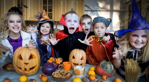 Как развлекаются дети на Хэллоуин 2023 года, и что говорят, когда выпрашивают сладости