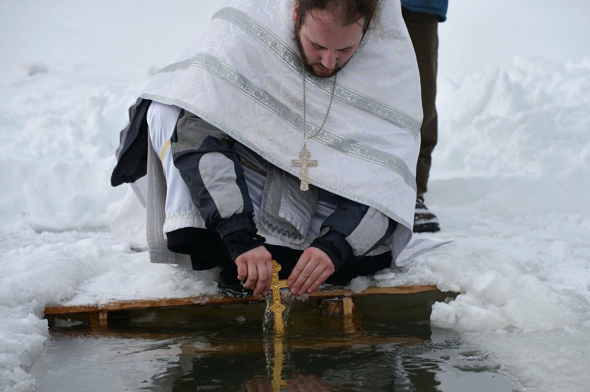 Правильная подготовка к крещенским купаниям, и кому нельзя нырять в прорубь