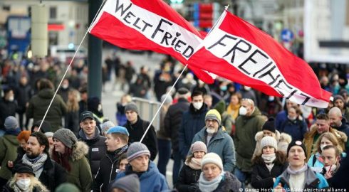 В Европе проходят митинги против ограничительных мер: что известно на сегодня