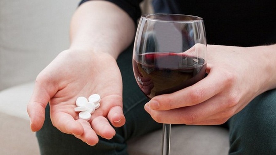 Фармаколог перечислил основные лекарства, которые запрещено совмещать с алкоголем