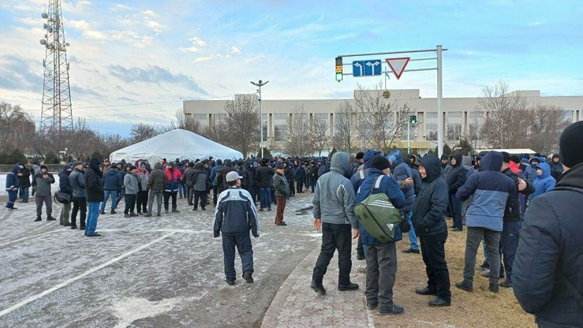Люди выходят на митинги из-за повышения цен на газ в Казахстане, что известно на 5 января 2022 года