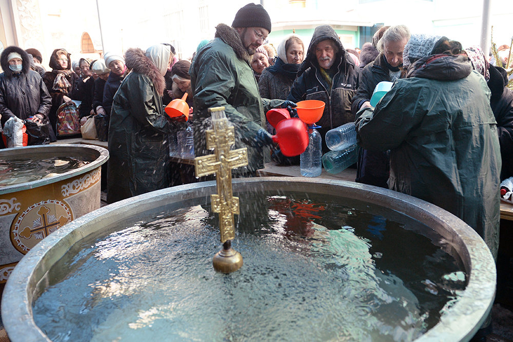 По православным традициям воду на Крещение освящают дважды