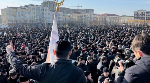 В Грозном проходит массовый митинг против семьи Янгулбаевых