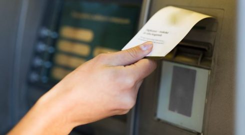 Эксперт пояснила, почему обязательно нужно забирать чеки на кассе и в банкоматах