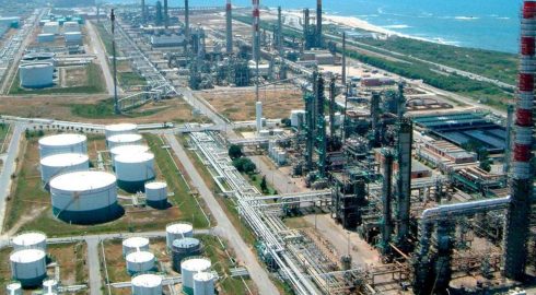 Из-за дефицита топлива власти Перу разрешили погрузки нефти в море на НПЗ Repsol
