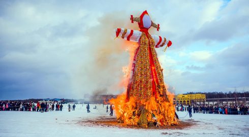 Зачем люди сжигают чучело в завершении Масленицы: суть главного обряда православных