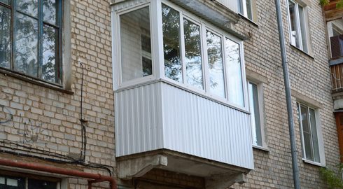 Обязанность демонтировать остекленные балконы: когда жильцам придется убрать конструкции