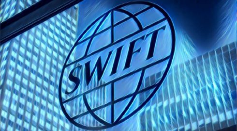 Россию могут отключить от SWIFT: как запрет отразится на простых людях