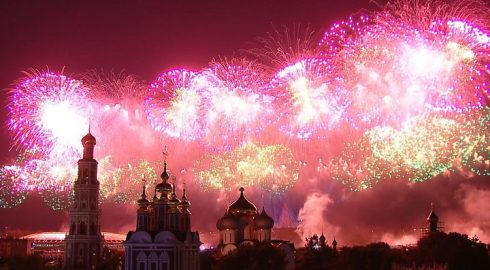 День России отпразднуют красочными салютами, прямая трансляция фейерверка в Москве 12 июня 2022 года