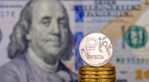 Паритет евро и доллара и ситуация с рублем: что эксперты говорят о валютах