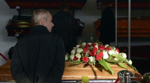 Как россиянам получить похоронные выплаты в 2022 году, размер пособия