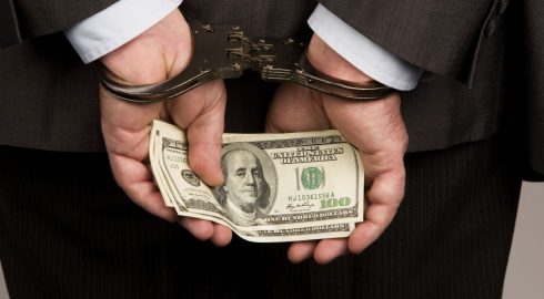 Правоохранители будут изымать деньги коррупционеров в пользу государства по новому закону