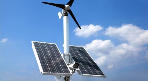 Разработанная в России установка одновременно генерирует солнечную и ветряную энергию