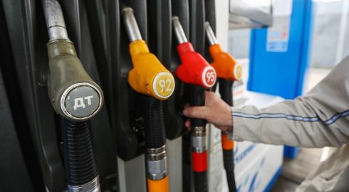 Цена бензина на Петербургской бирже за неделю торгов упала на 4-6%