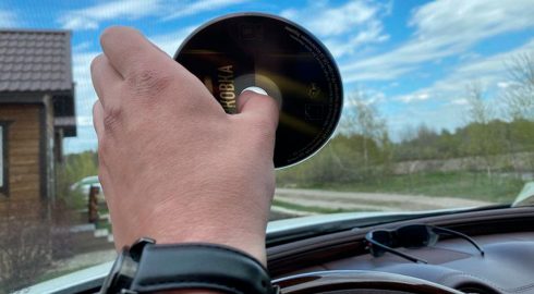 Зачем водители используют перевернутый диск на лобовом стекле своего авто
