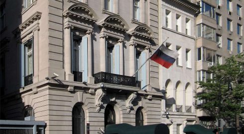 В каких странах мира закрывают российские консульства