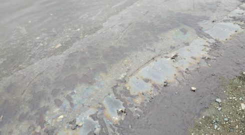 Приморскую бухту очищают от нефтяного пятна длиной в 2 километра