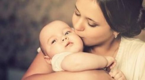Как отмечается в России День матери, лучшие поздравления для близкого человека