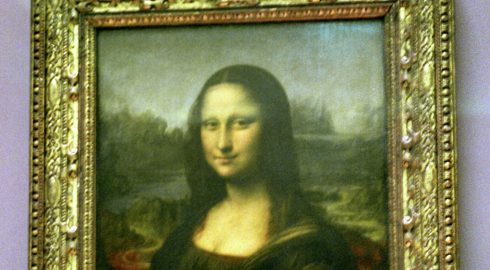 Сладкий инцидент: знаменитую «Мону Лизу» испачкали тортом в Лувре