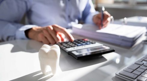 За лечение и протезирование зубов можно получить налоговый вычет: как это сделать в 2022 году
