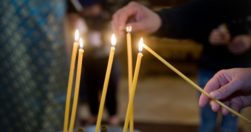 Какие молитвы читают на Вселенскую Троицкую родительскую субботу: все правила поминовения на 11 июня 2022 года