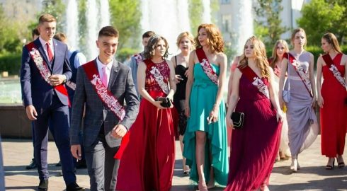 Поздравления с окончанием школы для российских учеников в мае 2022 года