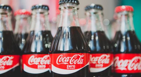 Бренд Coca-Cola прекращает производство напитков в России