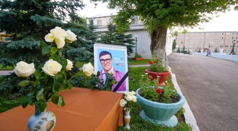 В Москве поклонники «Ласкового мая» прощаются с Юрием Шатуновым