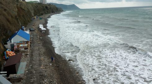 Почему туристам в Анапе запретили купаться и ходить по пляжу