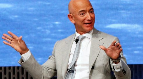 Основатель Amazon раскритиковал Байдена за призыв к снижению цен на заправках