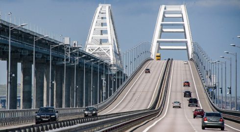 Хуснуллин: проезд грузовиков по Крымскому мосту временно запрещен