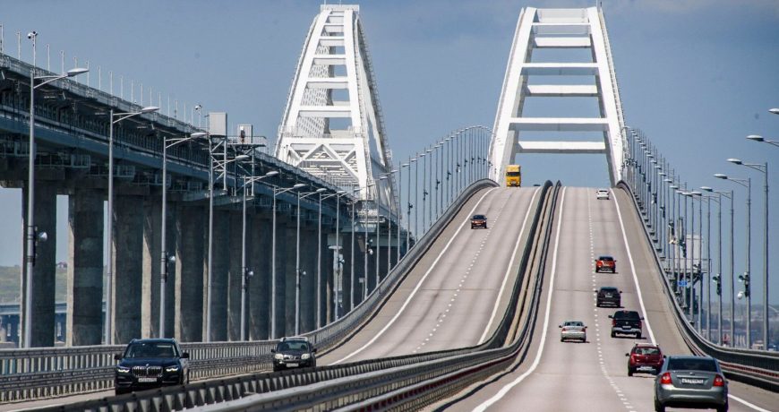 Хуснуллин: проезд грузовиков по Крымскому мосту временно запрещен