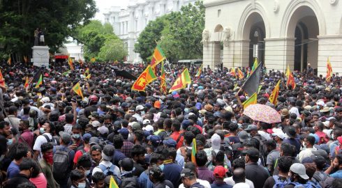 Протестанты в Шри-Ланке захватили президентский дворец и подожгли резиденцию премьера