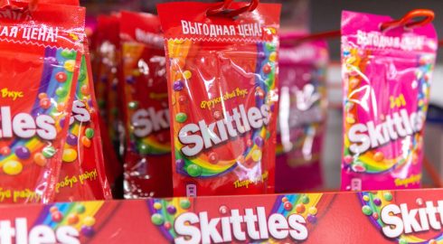 На производителя жевательных конфет Skittles подали в суд в США