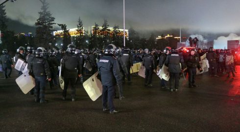 В Узбекистане ввели режим ЧП из-за продолжающихся массовых протестов