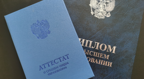 Российским школьникам разрешат получать аттестаты без экзаменов за границей
