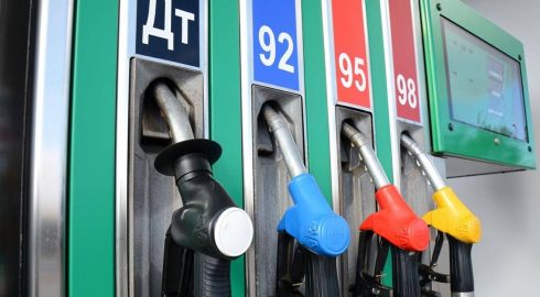 Российский эксперт объяснил, почему в августе не дешевеет бензин