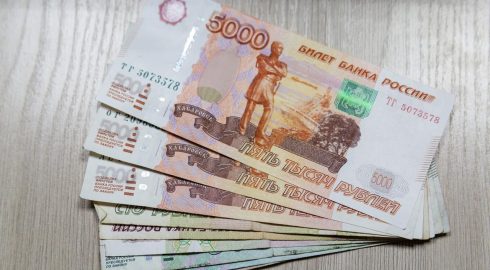 Почему в 2022 году родители школьников не получат 10 000 рублей