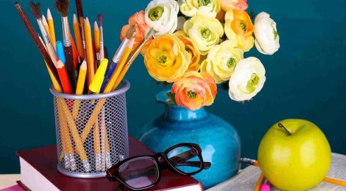 Какой букет подарить учителю на 1 сентября 2022 года: выбор долговечных цветов