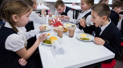 Питание в школе: может ли ребенок приносить и есть домашнюю еду в 2022 году