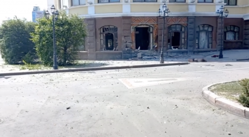Опубликовано первое видео с места обстрела драмтеатра в ДНР