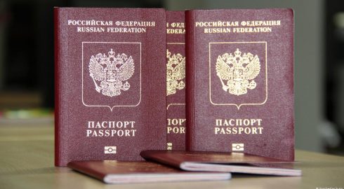 Россиянам напомнили об обязательном удалении фото паспорта и банковских карт