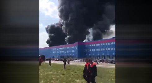 В Подмосковье горит один из крупнейших складов магазина Ozon в России