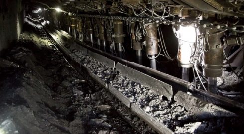 Сложности с отгрузкой привели к сокращению добычи угля на кузбасской шахте «Сибирская»