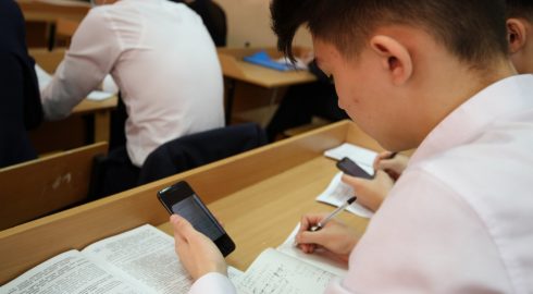 Правда ли, что ученикам запретят пользоваться смартфонами в школе