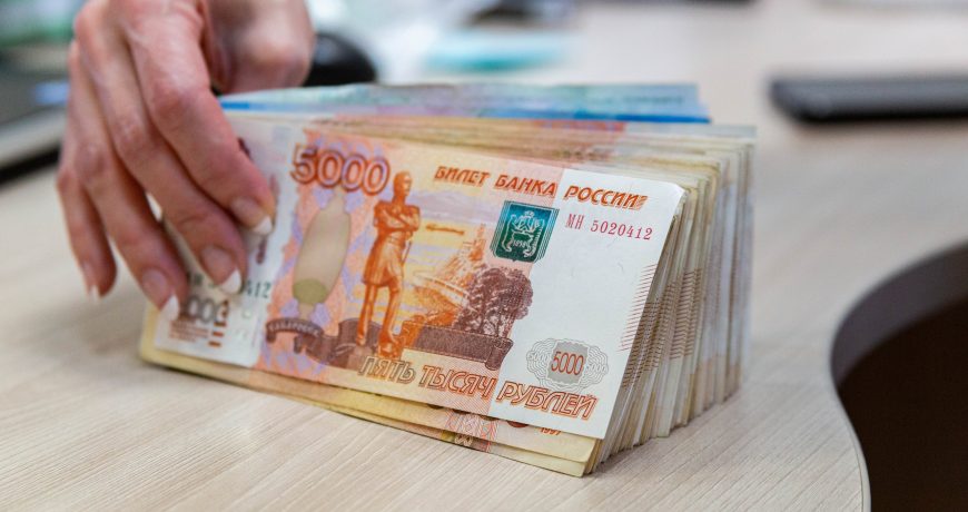 Власти регионов РФ приняли решение поднять выплаты контрактникам до 450 тысяч рублей