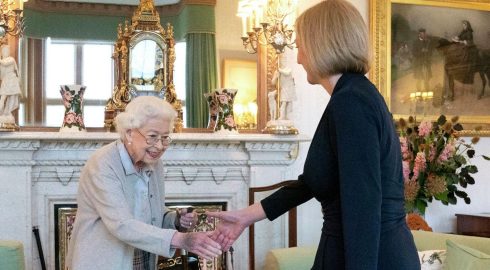 Странная деталь на последнем снимке королевы Елизаветы II привлекла внимание СМИ