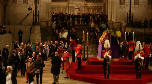 Где можно посмотреть прямую онлайн-трансляцию церемонии похорон Елизаветы II