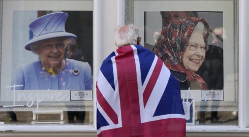 Почему королеву Великобритании Елизавету II так долго не хоронят
