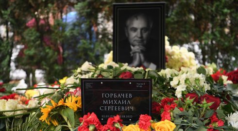 На могиле бывшего генсека ЦК КПСС Михаила Горбачева обнаружили таинственные записки